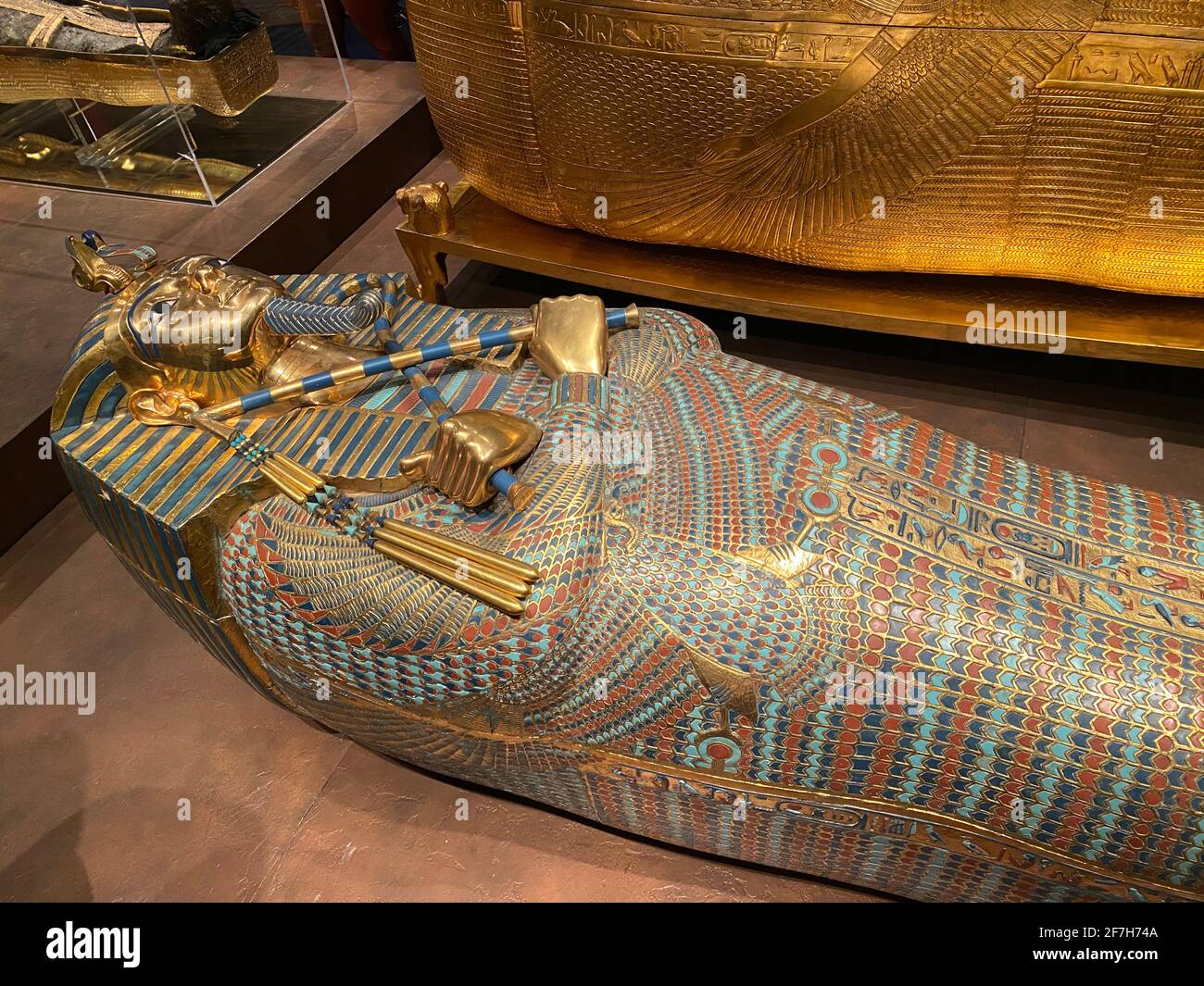 Ausstellung von Tutanchamun in Zürich während der Pandemiezeit. Grabschatz  von Ägypten pharao Tutanchamun. Der mittlere Sarg zeigt den König, der in  Feathe gehüllt ist Stockfotografie - Alamy