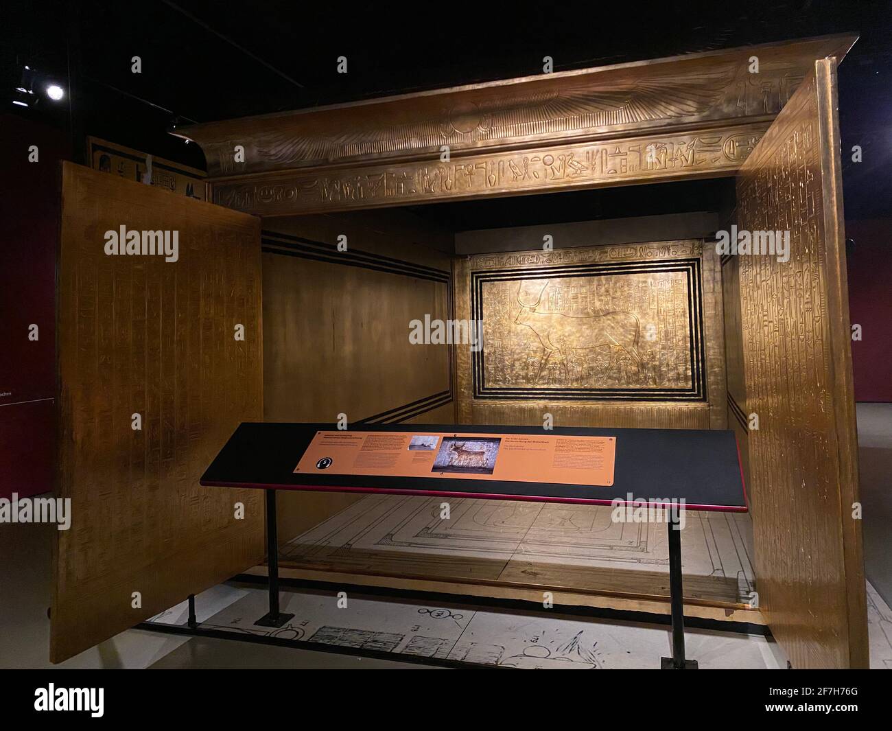 Ausstellung von Tutanchamun in Zürich während der Pandemiezeit. Blick in den äußeren goldenen Schrein mit der Mumie und dem Sarkophag von Tutanchamun. 14.03.202 Stockfoto