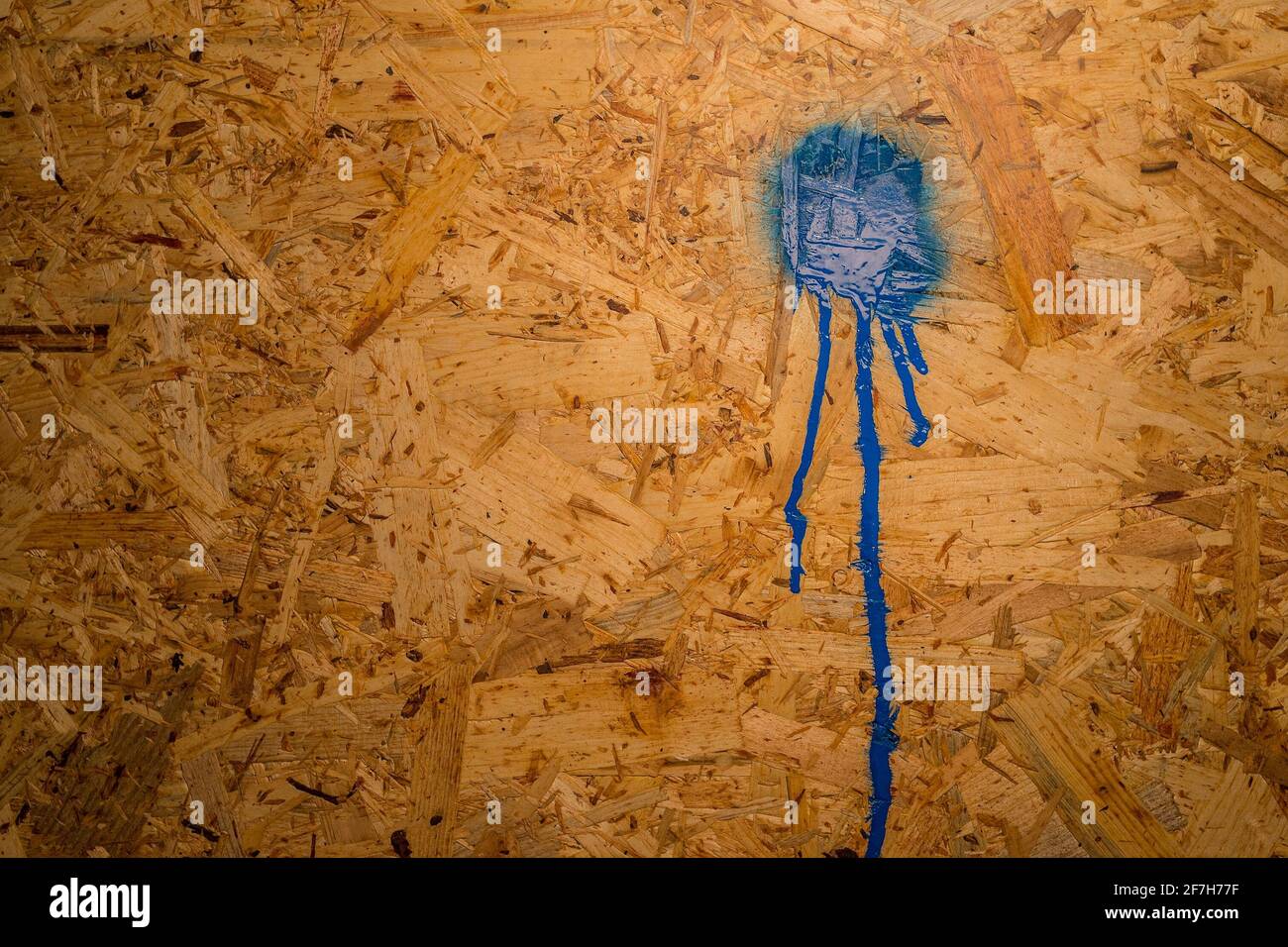 Schmutzige OSB-Holzplatte. OSB-Schalttafel mit einem roten Farbtupfen darauf. Konzept, um sometnhing auf Platte zu schreiben Stockfoto