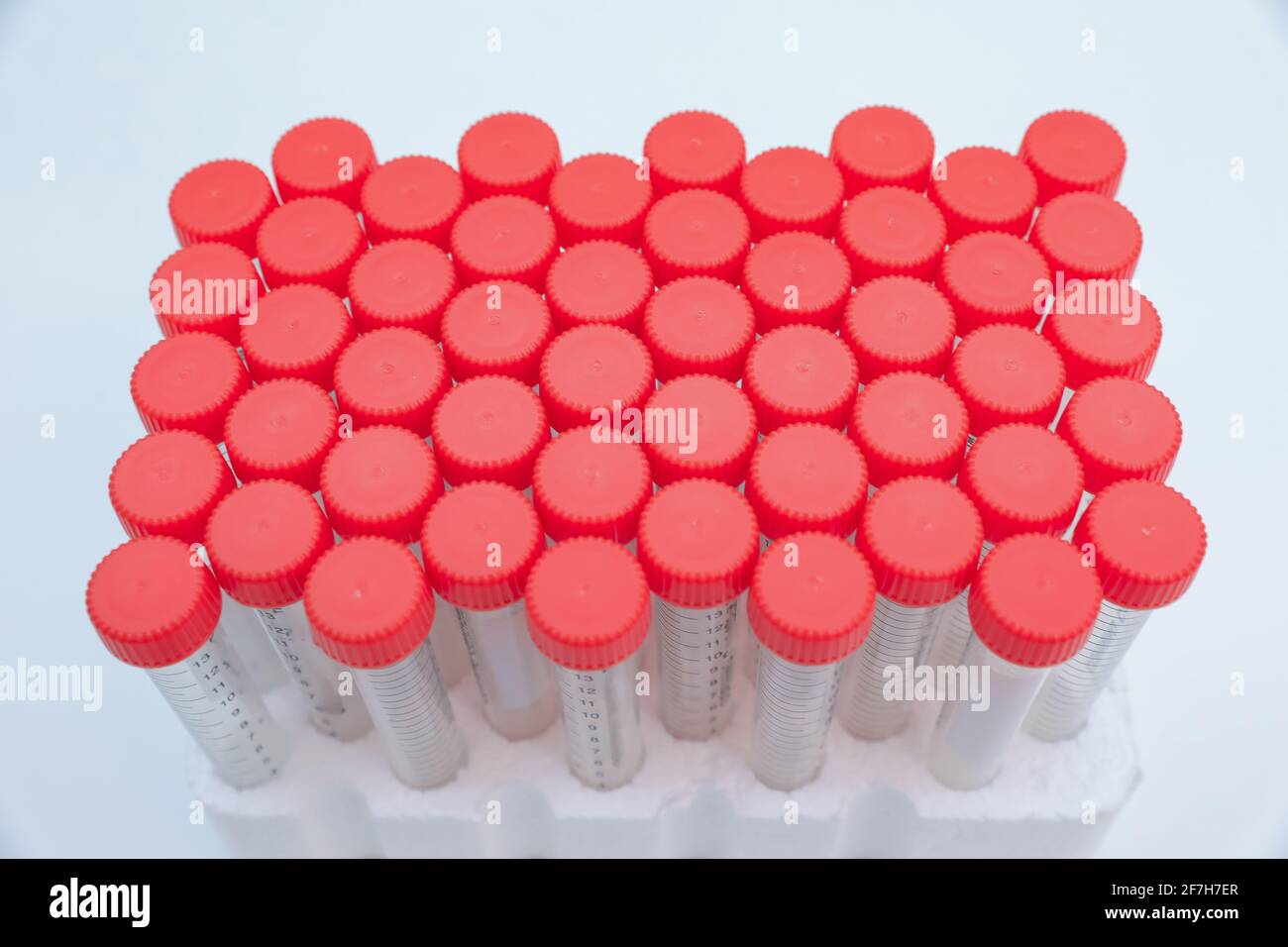 Stapel von Laborkunststoffröhrchen im Labor. Stockfoto