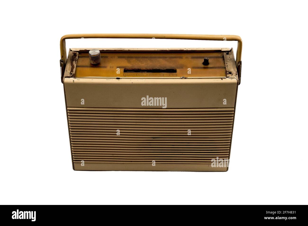 Altes Transistor-Radio aus den sechziger oder siebziger Jahren in Kunststoff- und Ockerfarbe. Isoliert auf weißer Frontalansicht. Stockfoto