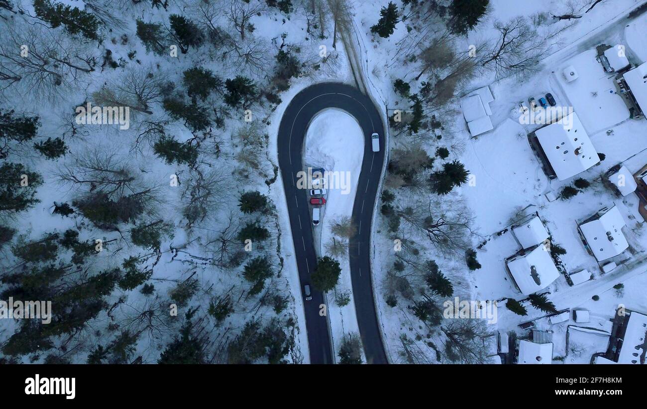 Vogelperspektive einer Haarnadelkurve nahe Mittenwald, Deutschland (Alpen) Stockfoto