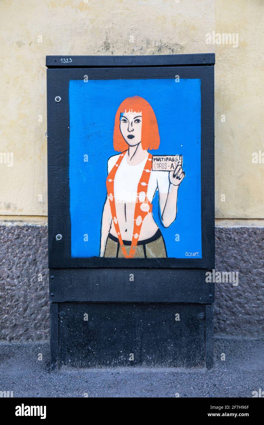 Straßenkunst. Graffiti-Wandgemälde im Straßenschrank im Stadtteil Kallio in Helsinki, Finnland. Stockfoto