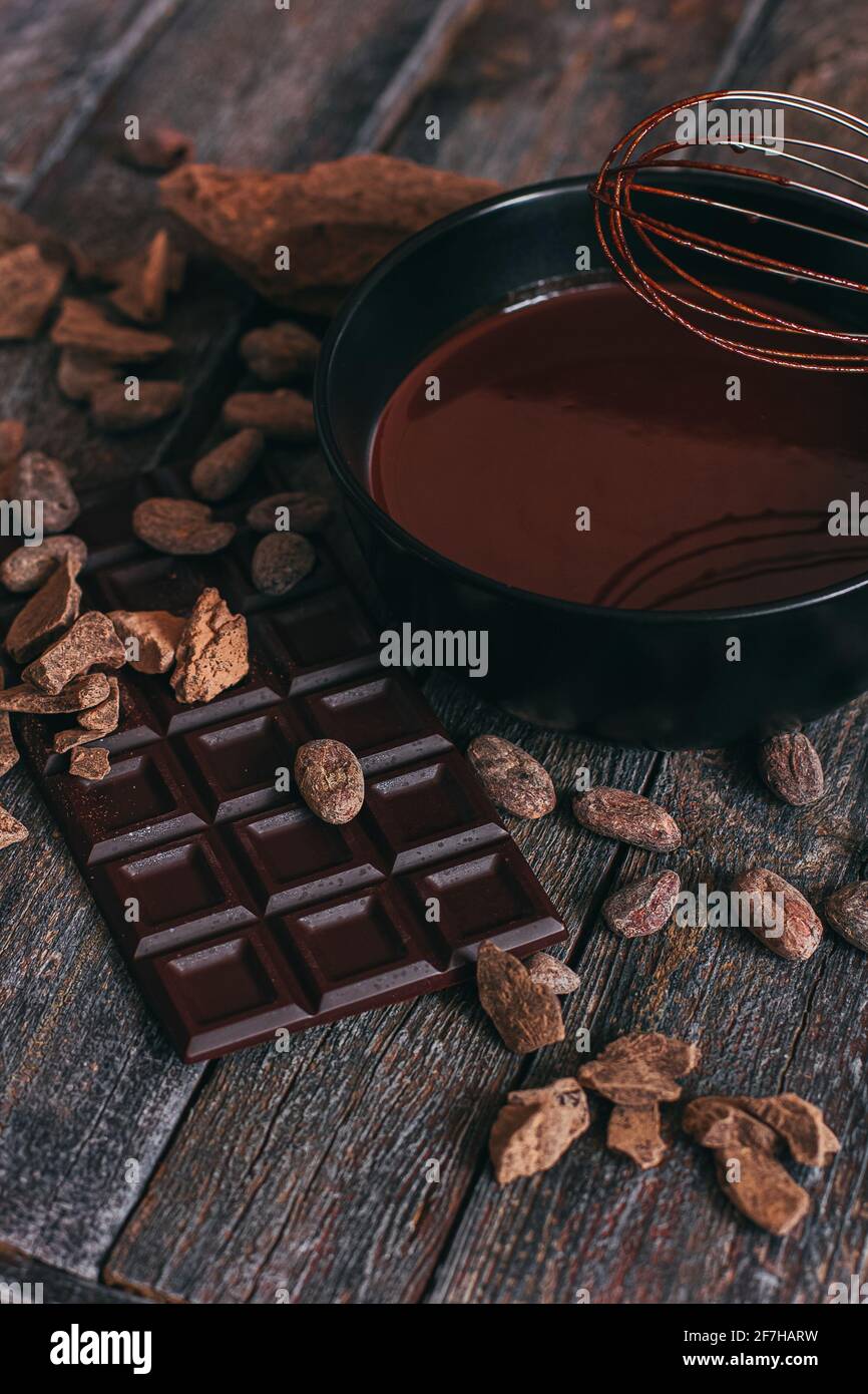 Zubereitung handgemachte Schokolade Bonbons. Zutaten für die Herstellung von Schokolade - Kakaobohnen Stockfoto