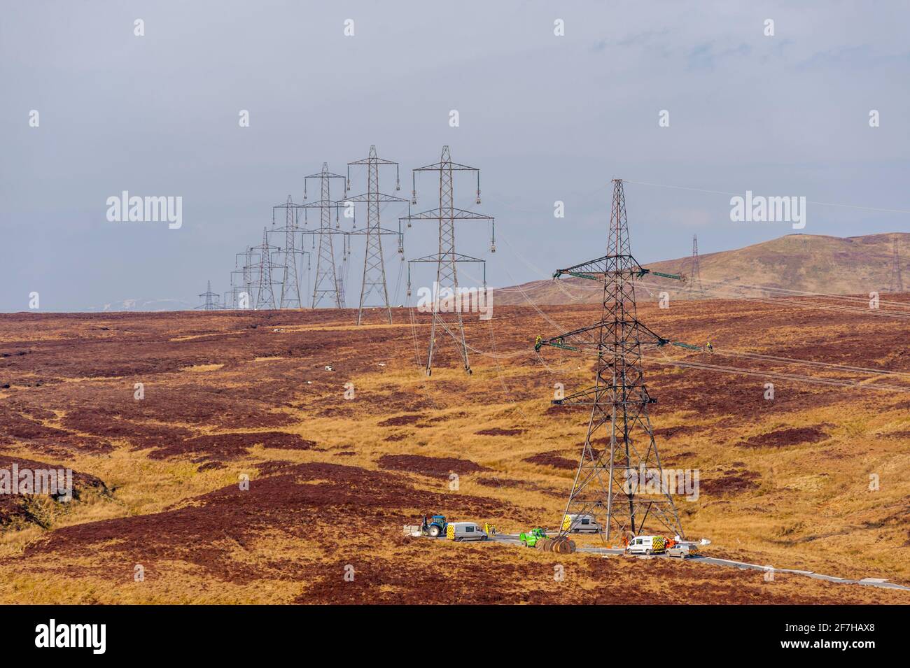 Stromleitungen werden auf den Hügeln zwischen Kilmaholm und entfernt Inverkippen Stockfoto