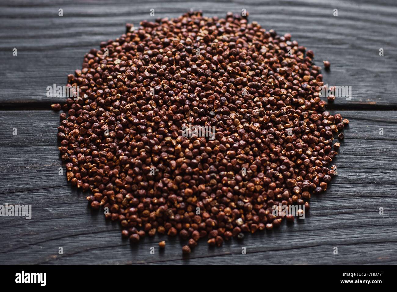 Schwarze Pfefferkörner, Pfefferkörner Samen auf einem Hintergrund Nahaufnahme Makro Stockfoto