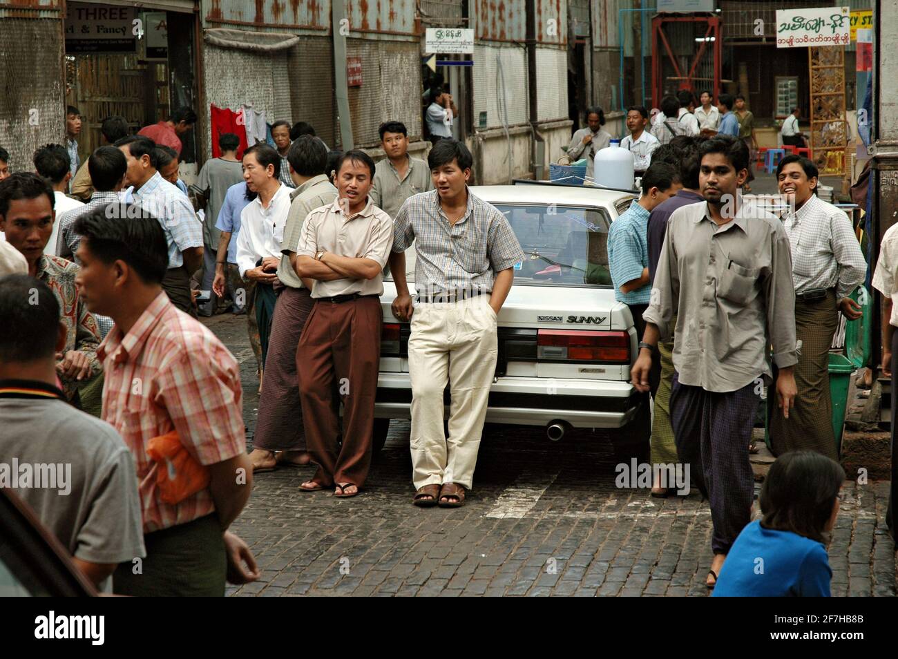 Gruppe von Männern in der Nähe des Bogyoke Aung San-Marktes in Yangon, Myanmar Stockfoto