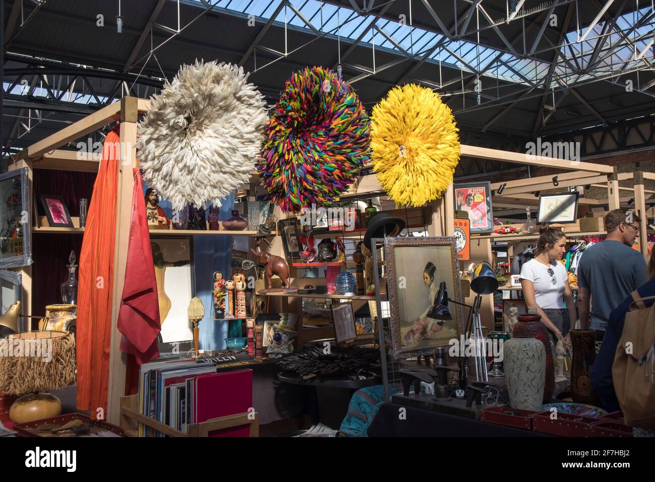 Liverpool Street, London, UK,- 21 September 2020, Spitalfields Antique Market. Porzellanfiguren, Vasen, Tonbecher, Teller, Bilderrahmen, Knochen Stockfoto