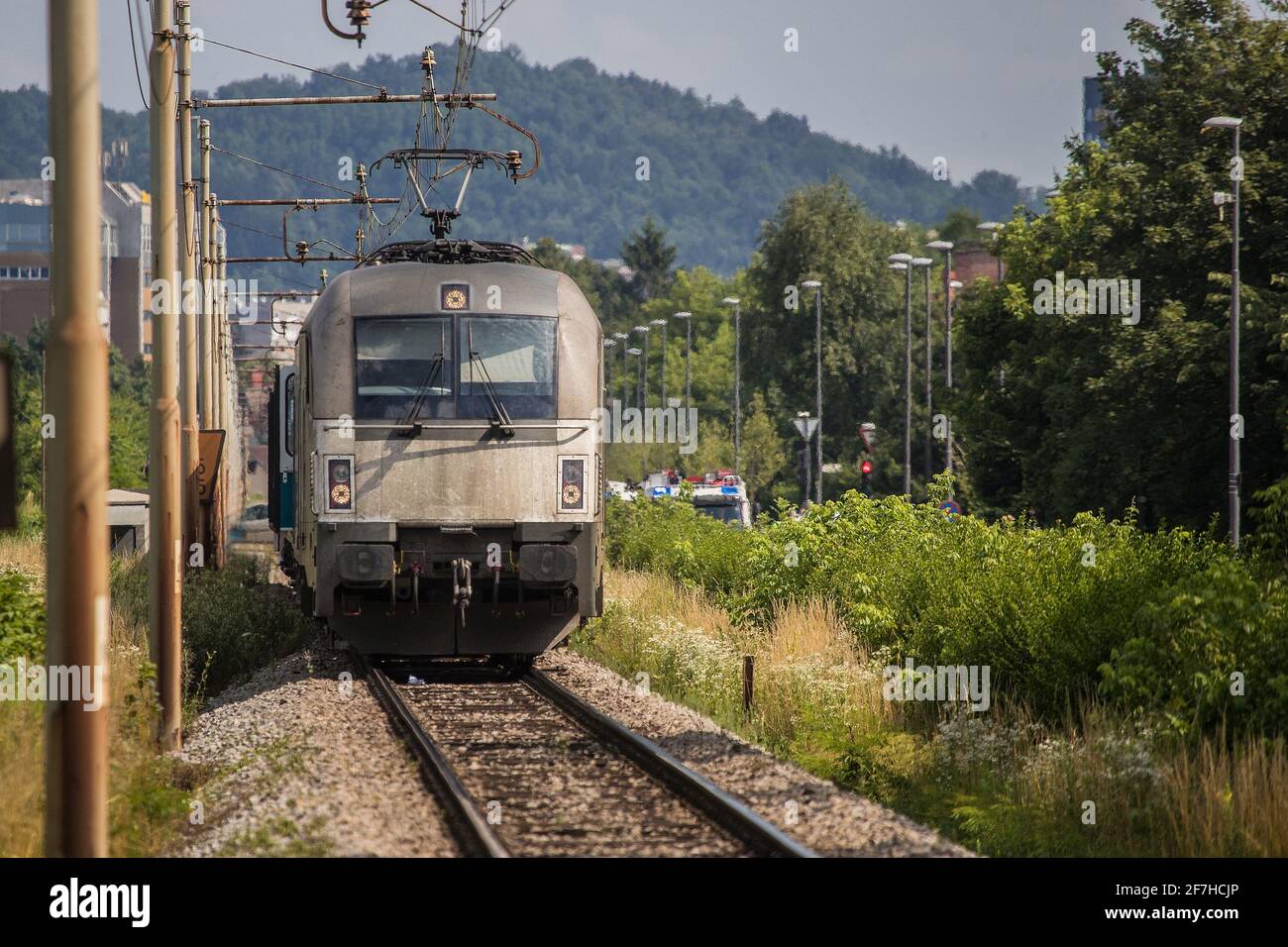 Der Zug fuhr über eine Fußgänger in Ljubljana, Slowenien. Sichtbarer, stoppter Zug auf offener Strecke und Feuerwehrleute und Krankenwagen im Hintergrund neben Th Stockfoto