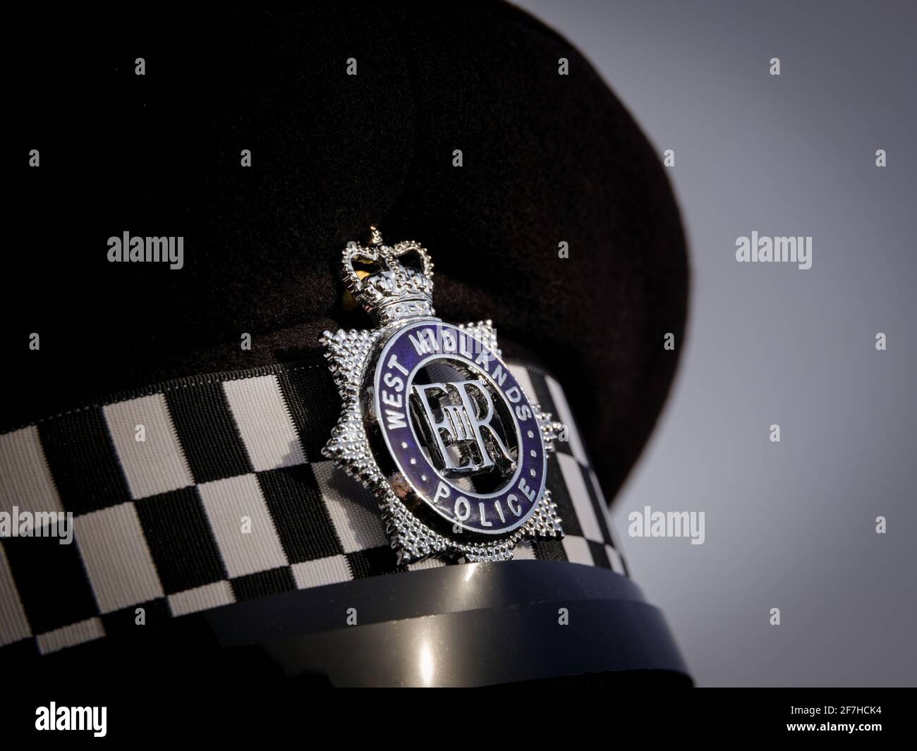 Eine Mütze und ein Abzeichen der Polizei der West Midlands. Stockfoto