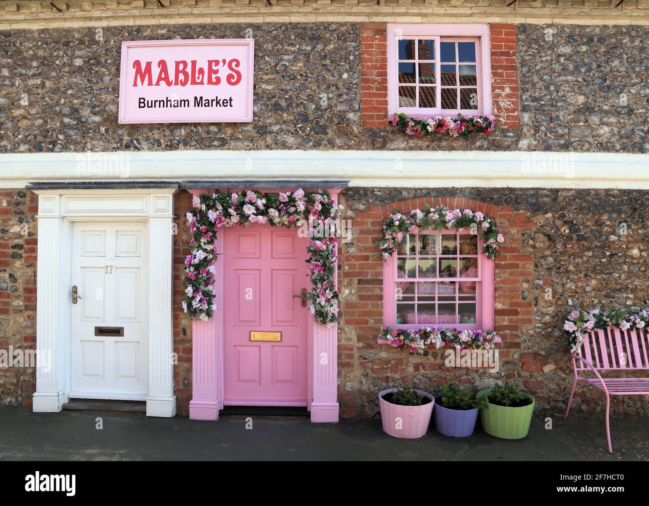 Mable's, Shop Front, Burnham Market, Norfolk, England, Großbritannien, dekoriert, Rosen Stockfoto