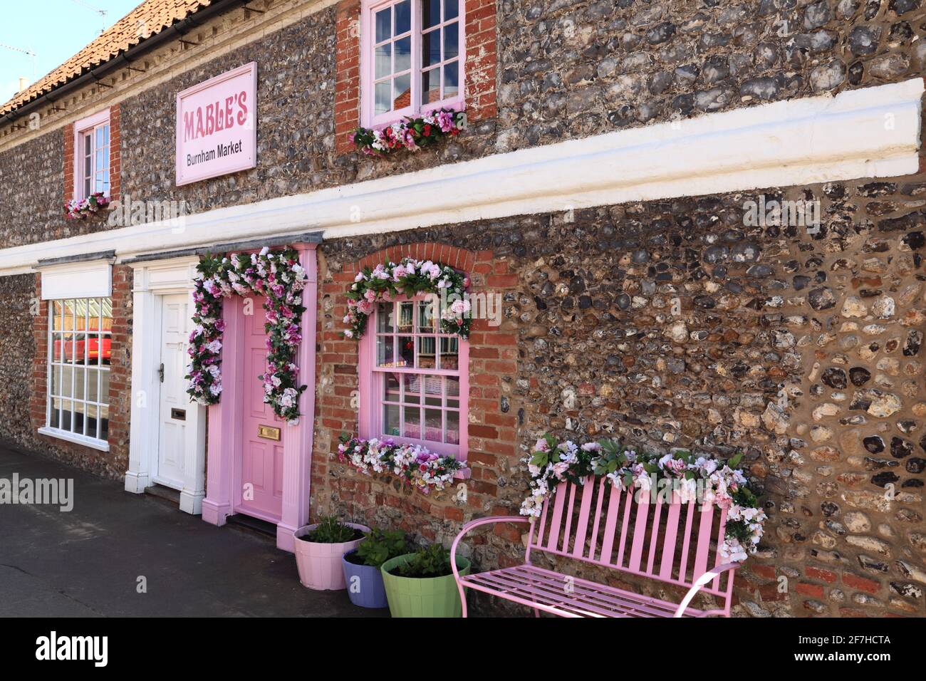 Mable's, Shop Front, Burnham Market, Norfolk, England, Großbritannien, dekoriert, Rosen Stockfoto