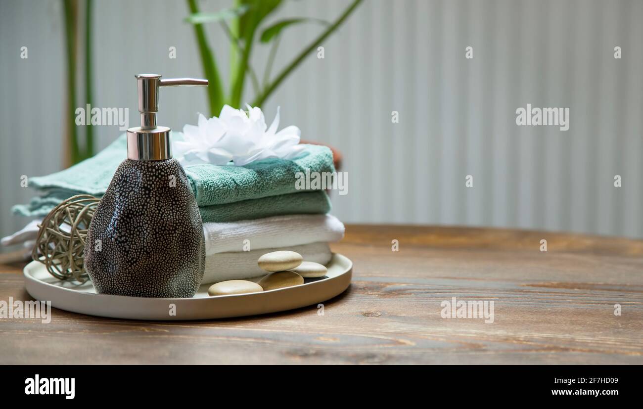 Spa Stillleben Einstellung mit Ölbehälter, Handtücher und Massagesteine, Wellness und Spa Hintergrund Stockfoto