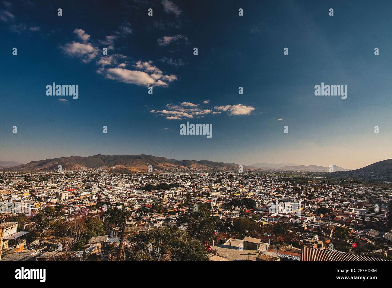 Panorama von Oaxaca, Mexiko, an einem sonnigen Tag mit blauem Himmel, Blick von der Benito Juarez Statue über der Stadt. In der Mitte sind einige weiße Wolken zu sehen Stockfoto