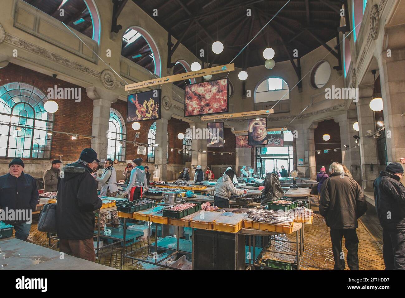 RIJEKA, KROATIEN, 7.2.2015: Zentraler Fischmarkt im Innenbereich, auf dem die Menschen frischen Fisch aus der Adria verarbeiten und kaufen Stockfoto