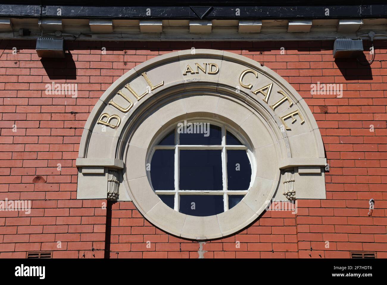 Fenster des ehemaligen öffentlichen Gebäudes Bull and Gate In Macclesfield, das jetzt als Büro genutzt wird Stockfoto