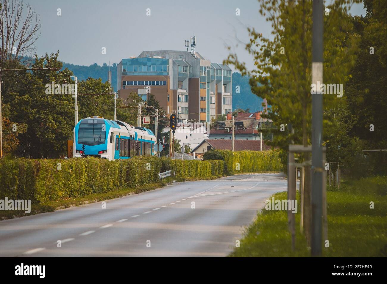 Moderner weißer und blauer Pendlerzug, brandneue Ergänzung der slowenischen  Schienen auf einer Fahrt in Richtung Ljubljana. Pendeln mit dem Zug in den  Vororten von Ljub Stockfotografie - Alamy