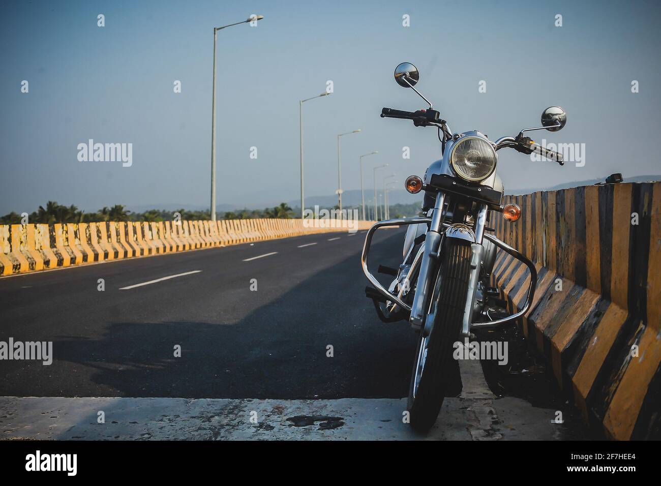 Ein klassisches königliches indisches Motorrad, das in Indien am Straßenrand geparkt ist. Stockfoto