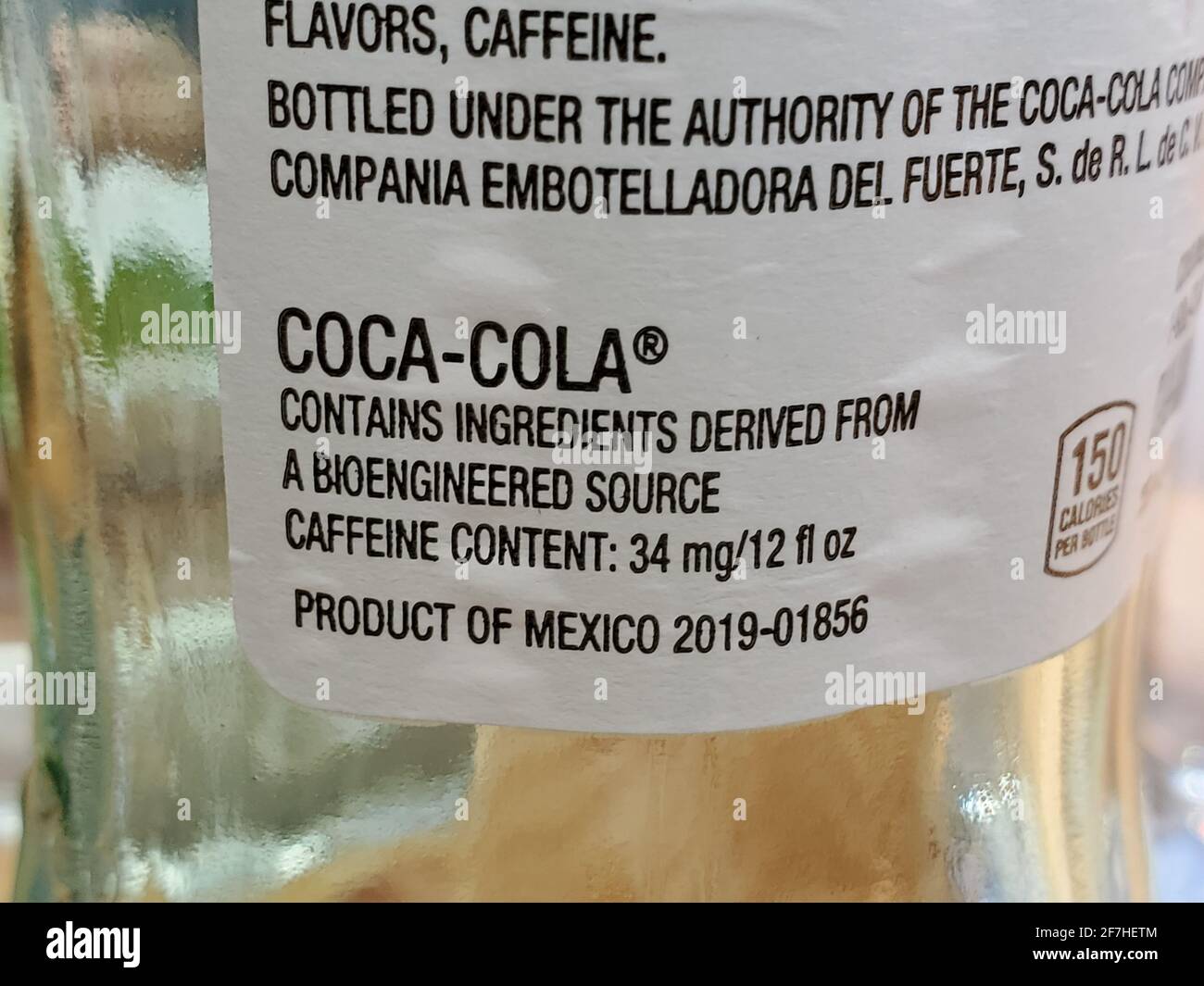 Nahaufnahme eines Etiketts auf einer Coca-Cola-Flasche mit der Aufschrift „enthält Zutaten aus einer biotechnologischen Quelle“ in Walnut Creek, Kalifornien, 4. März 2021. (Foto von Smith Collection/Gado/Sipa USA) Stockfoto