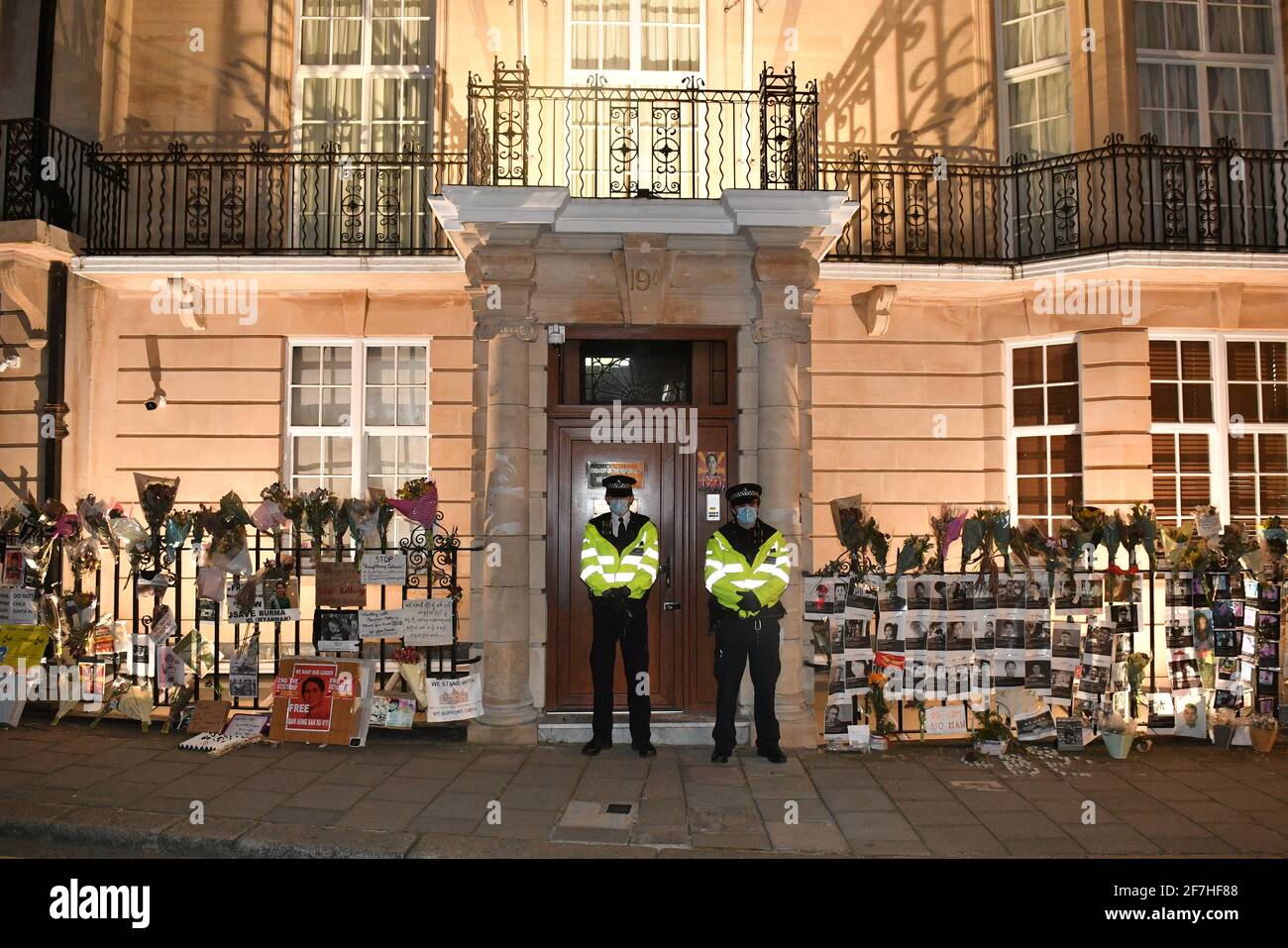 Polizeibeamte vor der Botschaft von Myanmar in Mayfair, London, wo Demonstranten Blumen und Plakate zum Gedenken an die zivilen Opfer des Putsches hinterlassen haben. Bilddatum: Mittwoch, 7. April 2021. Stockfoto