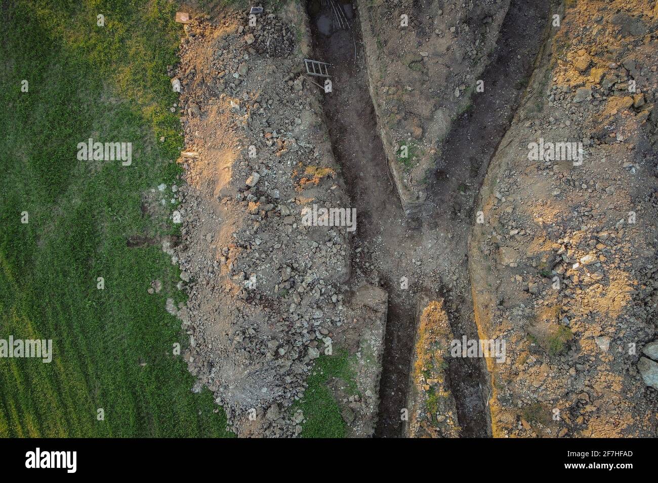 Luftdrohnenansicht der geothermischen Heizkollektorgrube oder des Grabens im Boden. Aushub von Graben oder Löchern für den thermischen Wärmetauscher für ein Haus. Ou Stockfoto