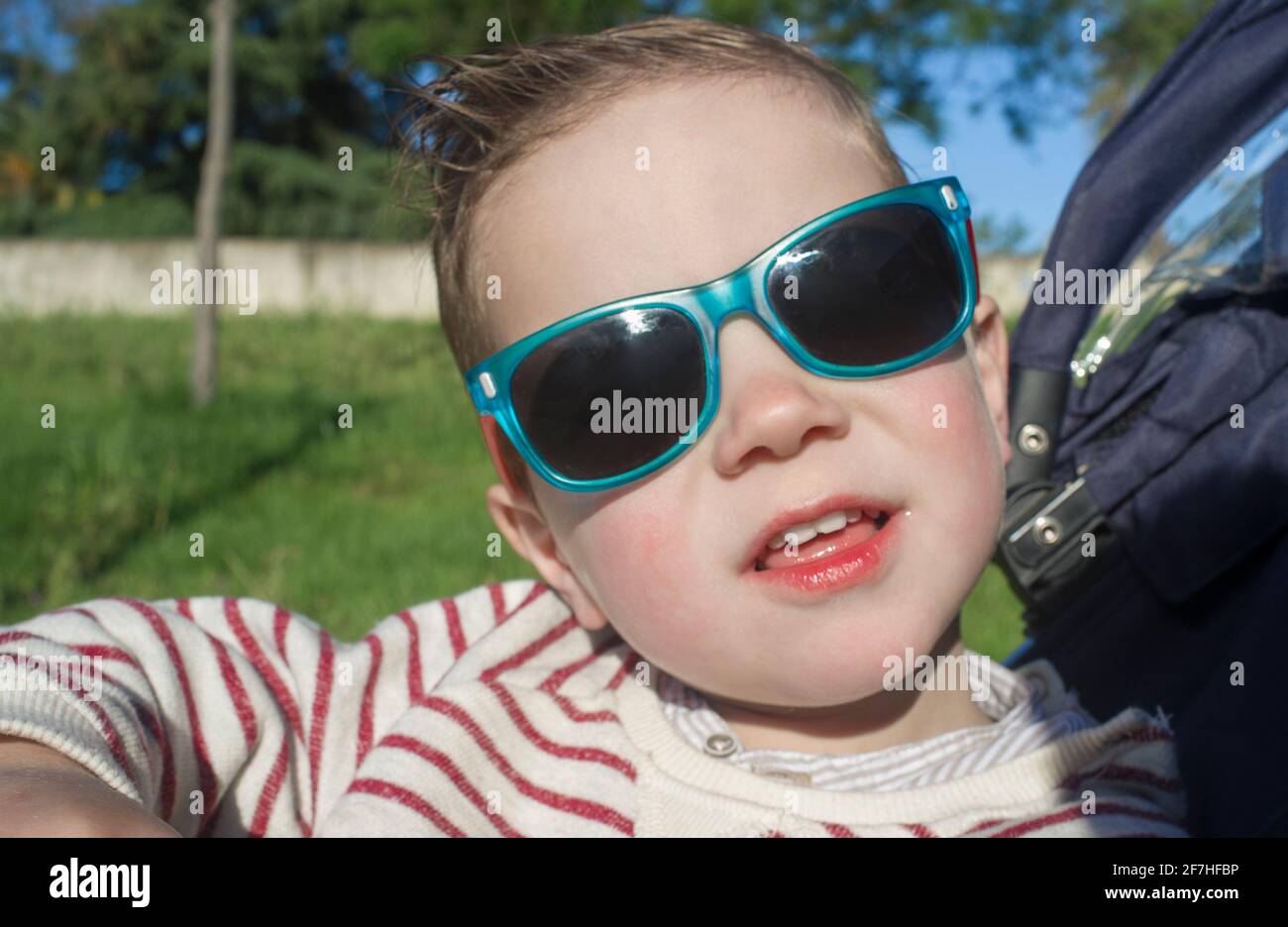 Kleinkind Junge mit Sonnenbrille ein sonniger Tag. Kinder Auge Gesundheit Konzept Stockfoto