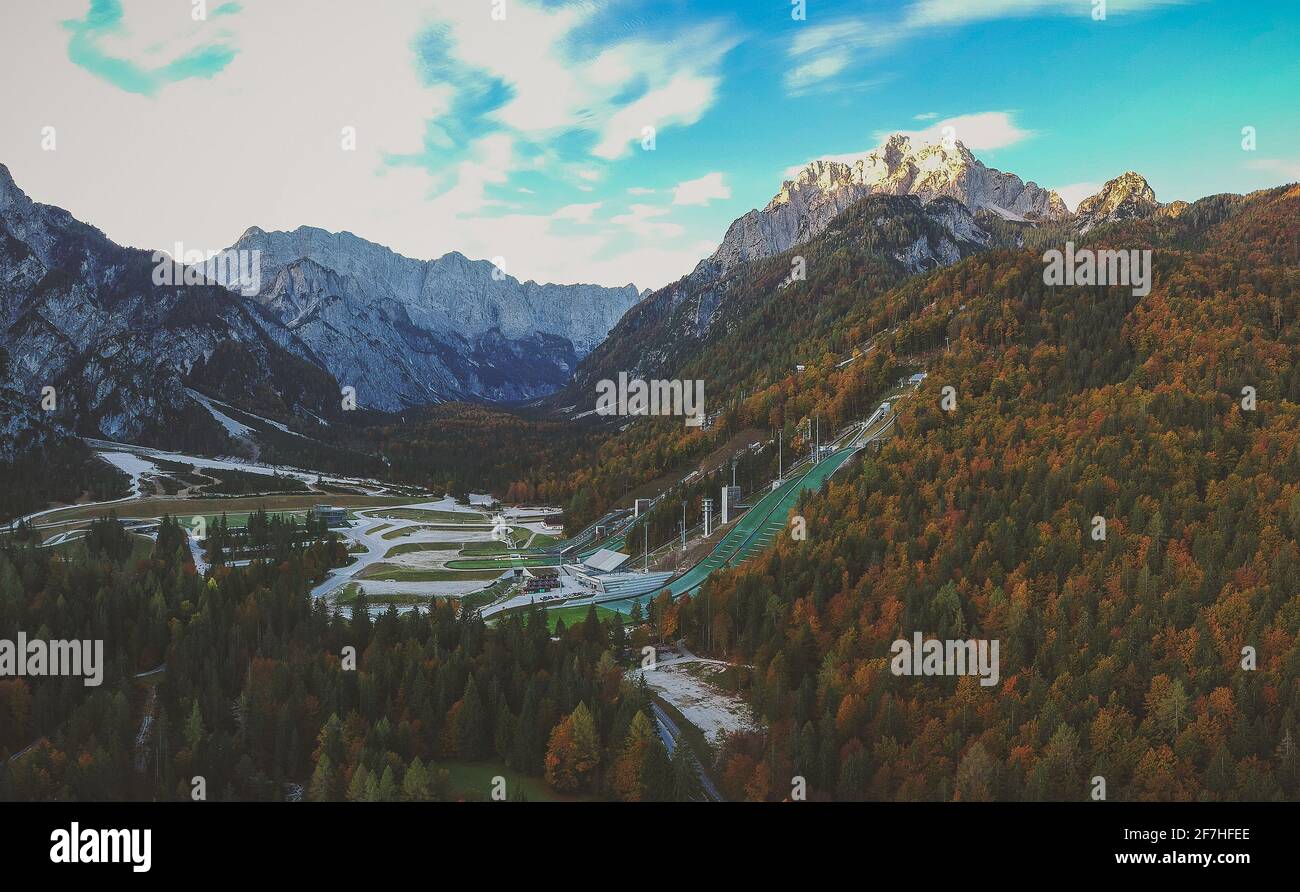 Luftaufnahme des Tamar-Tals mit Planica-Sprungschanzen im Vordergrund. Herbstansicht des Schanzens in Planica. Stockfoto