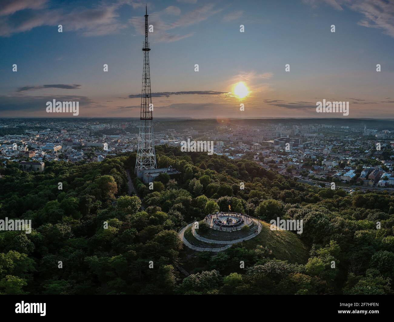 Luftpanorama-Foto des Stadtzentrums von Lviv vom Aussichtspunkt des High Park Castle weit über der Stadt bei romantischem Sonnenuntergang im Sommer gesehen. Sichtbare Antenne Stockfoto