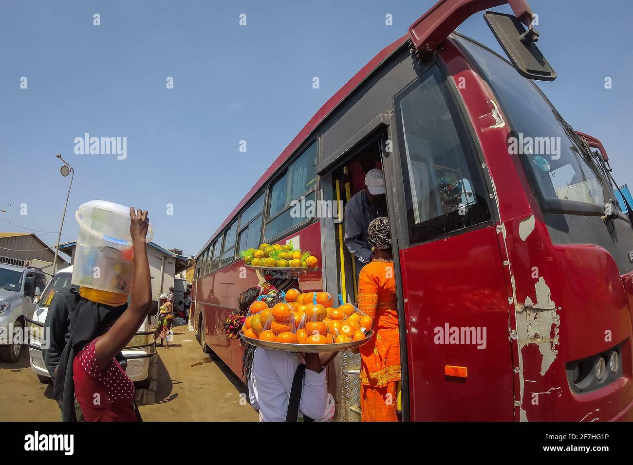 Fischauge Bild von afrikanischen Frauen aus gambia verkaufen Obst und Andere Waren auf dem Fährterminal in Banjul zum Passagiere im Bus, die von hier aus fahren Stockfoto