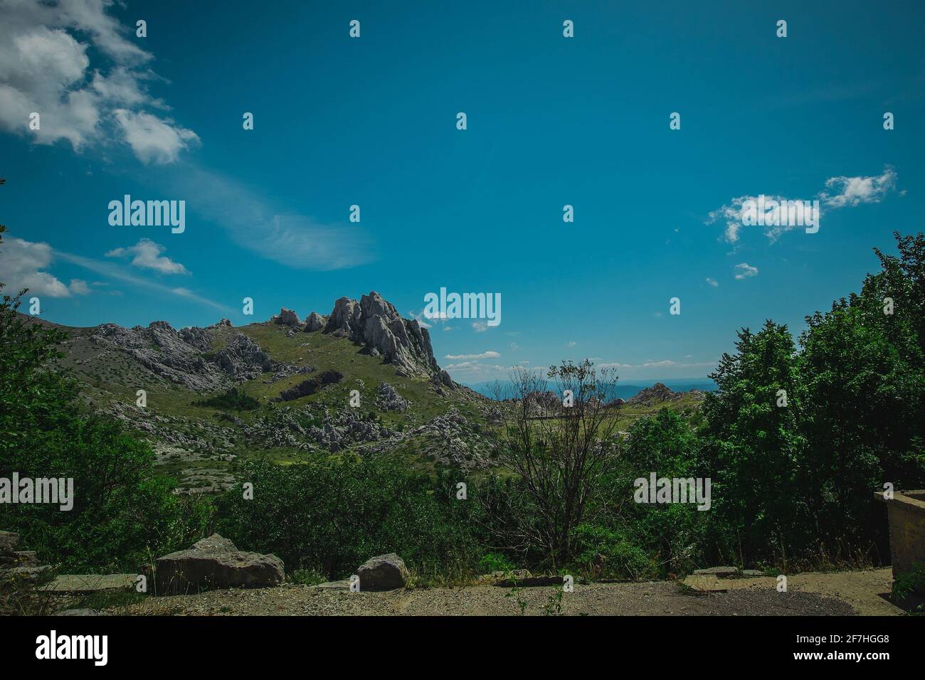 Panoramablick auf Tulove Grede, eine Bergkette auf der velebit-Bergkette oberhalb der Region Zadar an einem warmen Sommertag mit klarem Himmel. Stockfoto