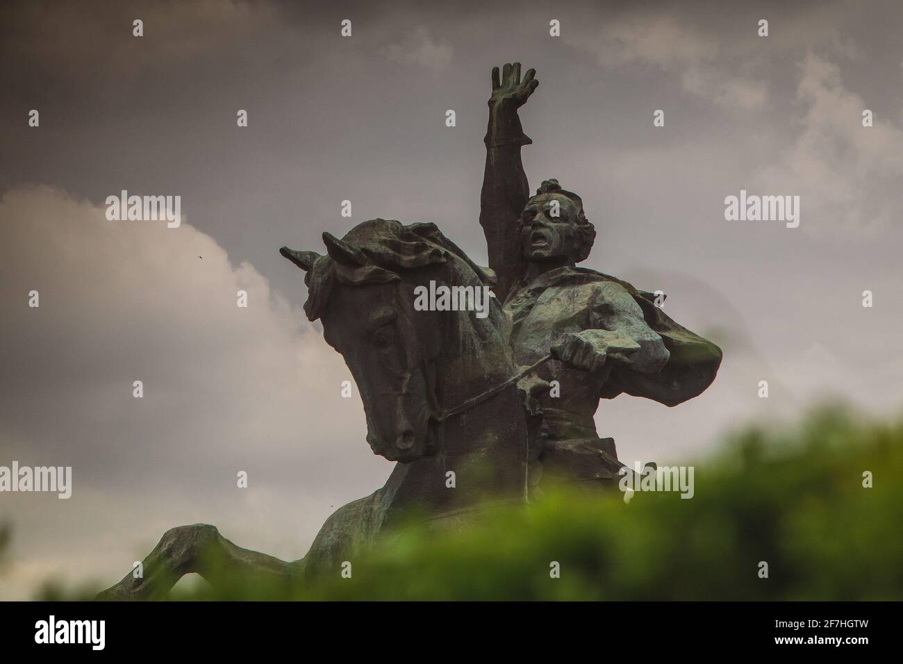 Nahaufnahme des Denkmals von Suworow in Tiraspol, Transnistrien oder Moldawien, aufgenommen an einem bewölkten Tag. Stockfoto