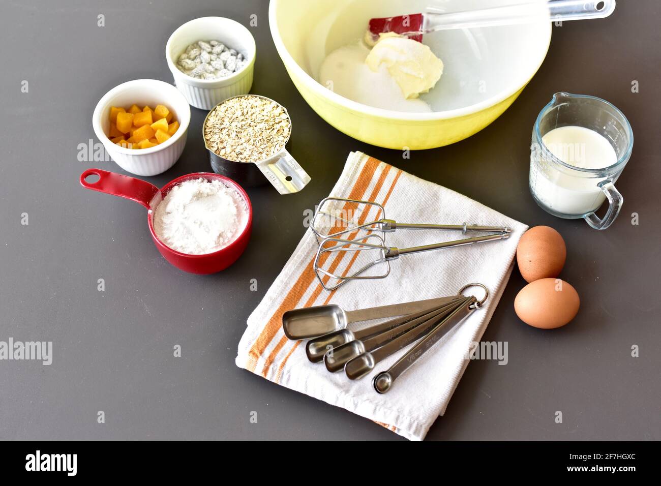 Backutensilien und Zutaten für die Zubereitung leckerer, leckerer Muffins. Fotokonzept, Hintergrund der Nahrung, gesunder Lebensstil Stockfoto