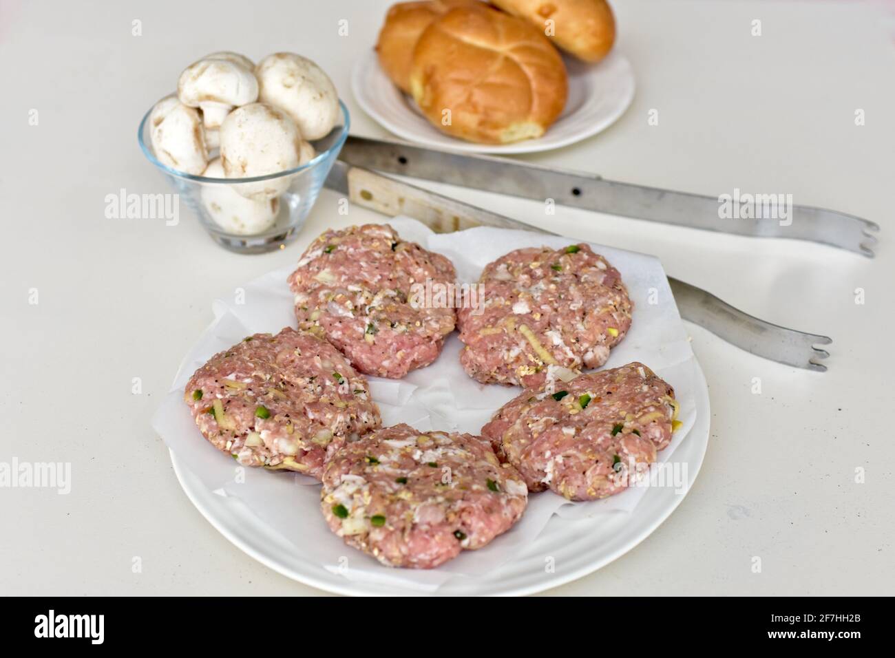 Frisch gefüllte Gourmet-Hamburger für Picknick im Sommer zum Grillen, Vatertag. Fotokonzept, Food-Hintergrund, Kopierraum Stockfoto