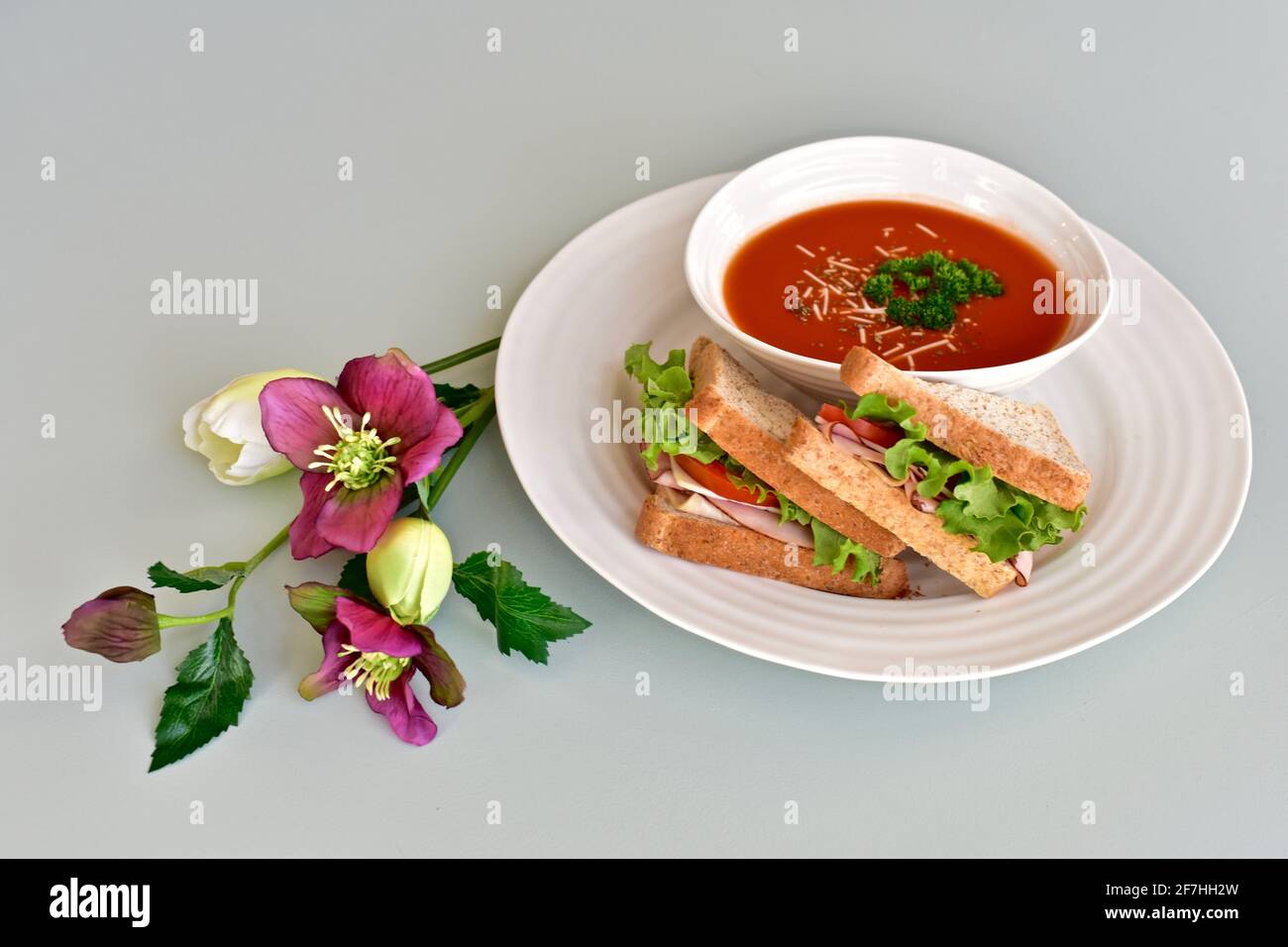 Beruhigende warme Suppe und Sandwich für einen kühlen Tag Mittagessen, gesunde Ernährung Lebensstil. Fotokonzept, Food-Hintergrund, Kopierraum Stockfoto