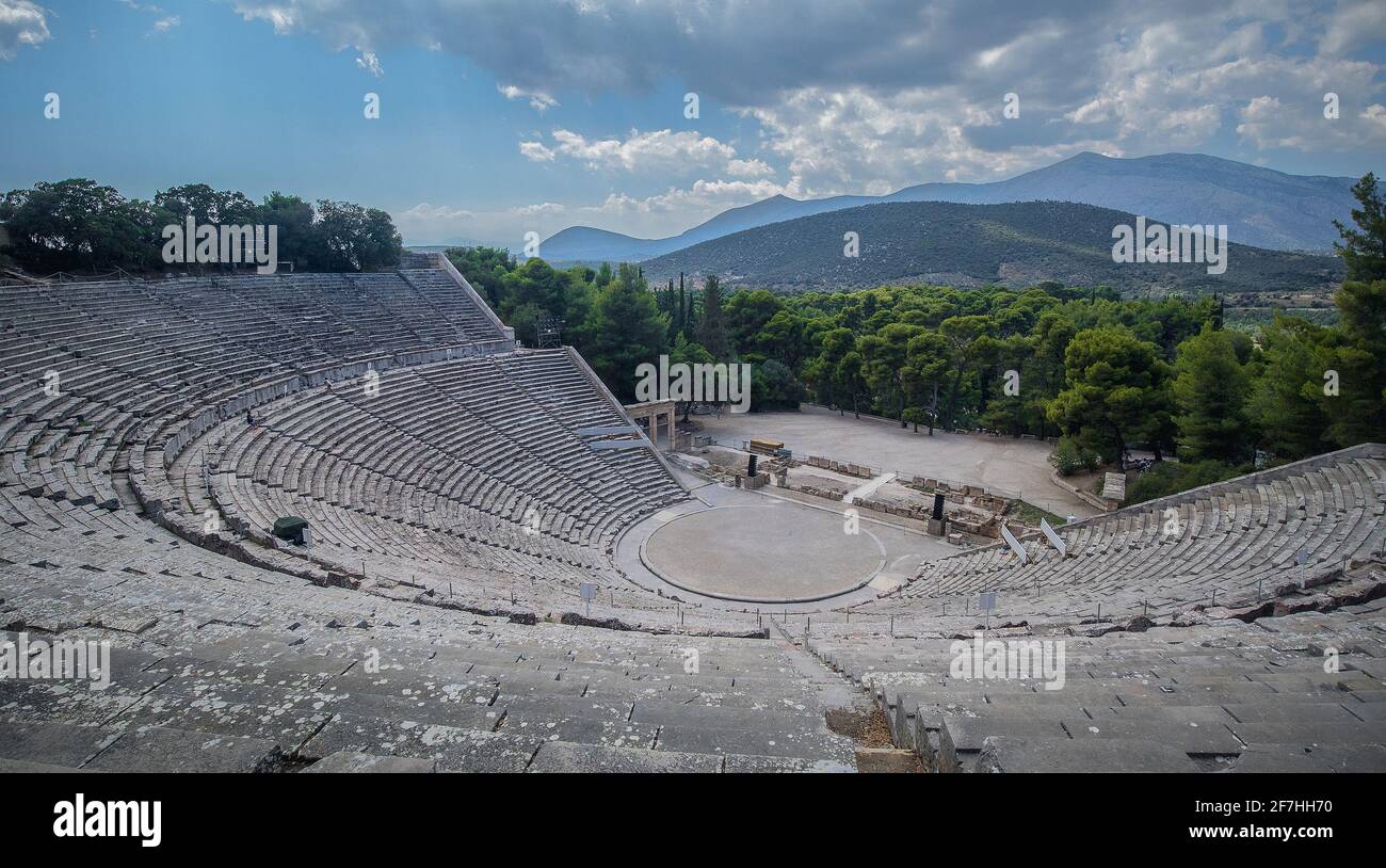 Panorama des antiken Theaters von Epidaurus oder Epidavros, Präfektur Argolida, Peloponnes, Griechenland, an einem bewölkten Tag von oben nach unten betrachtet. Stockfoto