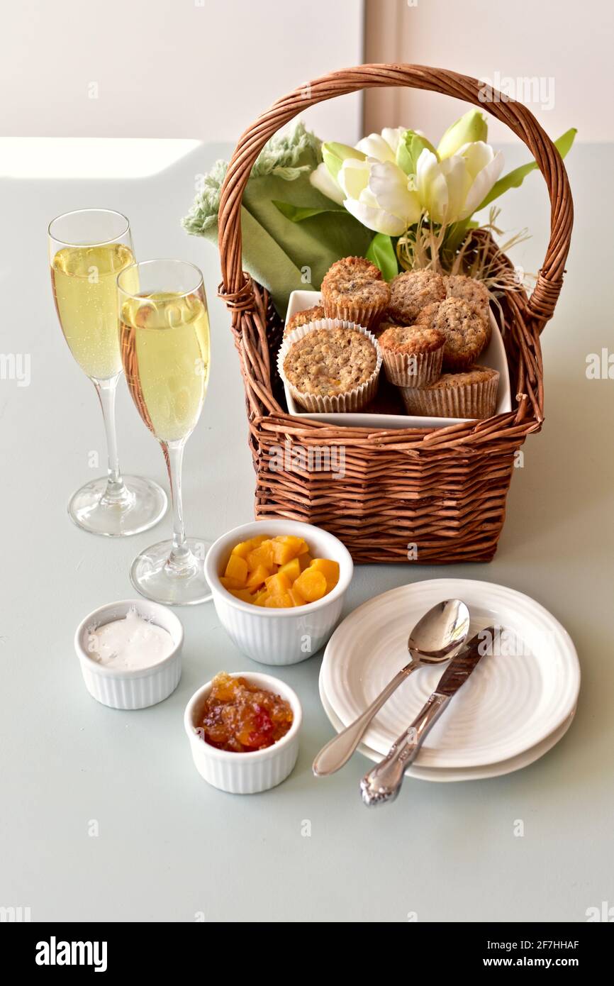 Brunchgebäck und Champagner zum festlichen Muttertagsangebot, Frühstück im Bett. Foto-Konzept, Food Hintergrund, Lifestyle Stockfoto