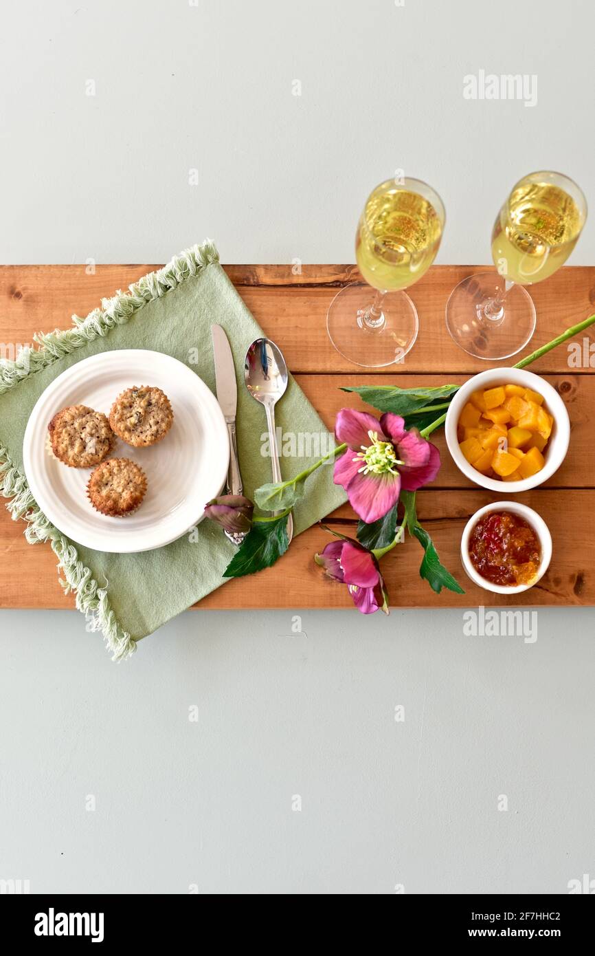 Brunchgebäck und Champagner zum festlichen Muttertagsangebot, Frühstück im Bett. Foto-Konzept, Food Hintergrund, Lifestyle Stockfoto
