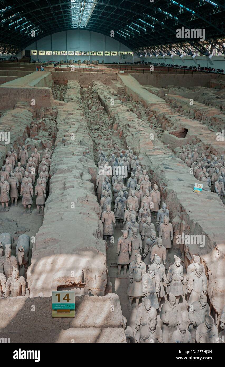 Xian, China - 1. Mai 2010: Terrakotta-Armee von Qin Shi Huang. Porträt eines Teils des riesigen Hallendachs über beigen Schmutzgrabungen mit Hunderten von Soldaten A Stockfoto