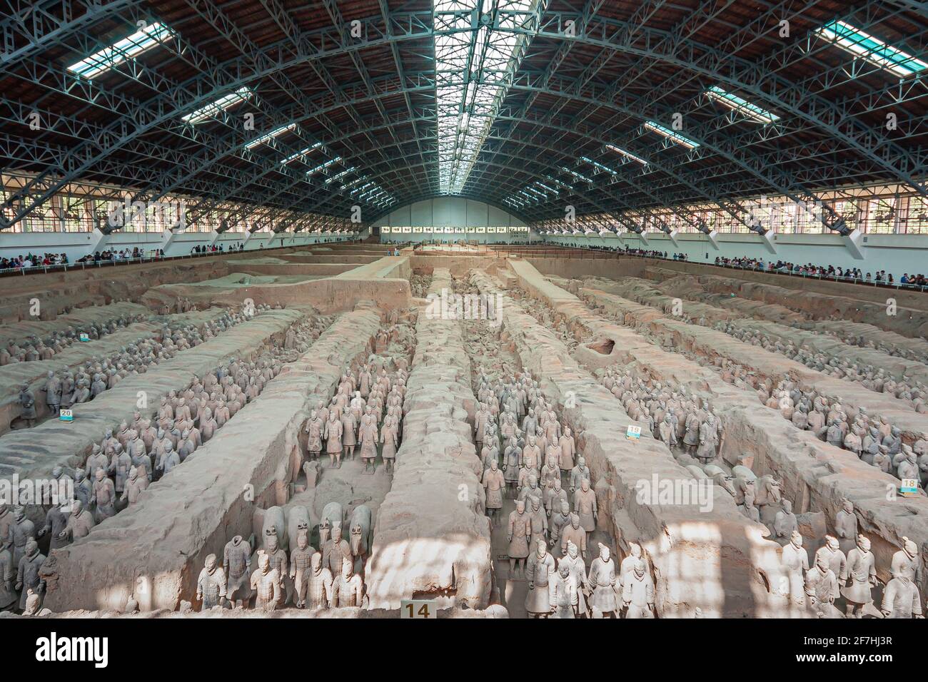 Xian, China - 1. Mai 2010: Terrakotta-Armee von Qin Shi Huang. Riesiges Hallendach über beigefarbenen Schottergrabungen mit Hunderten von Soldaten- und Pferdestatuen. Stockfoto
