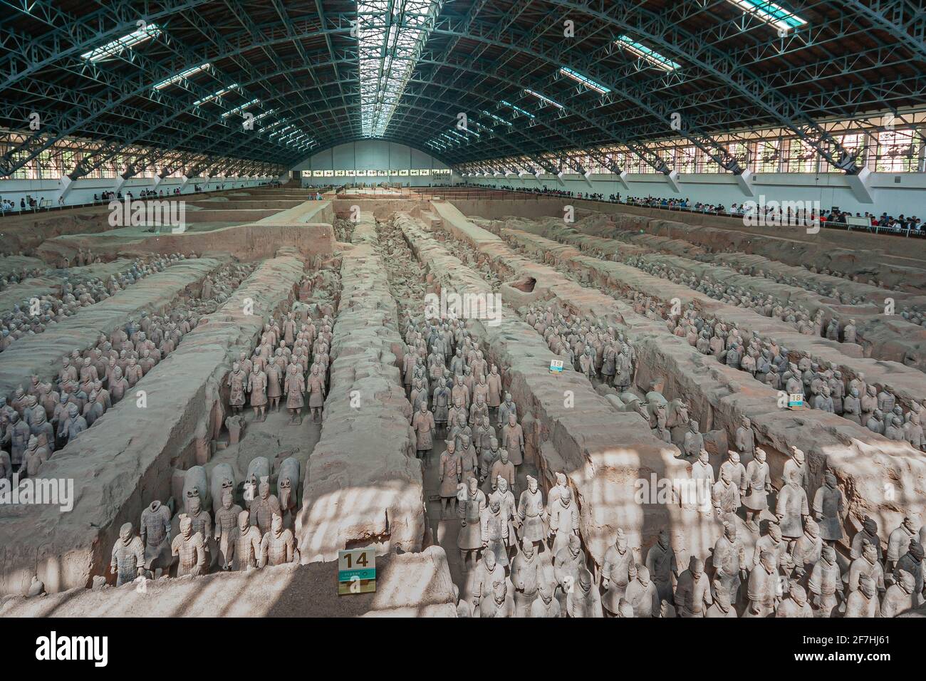 Xian, China - 1. Mai 2010: Terrakotta-Armee von Qin Shi Huang. Riesiges Hallendach über beigefarbenen Schottergrabungen mit Hunderten von Soldaten- und Pferdestatuen. Stockfoto