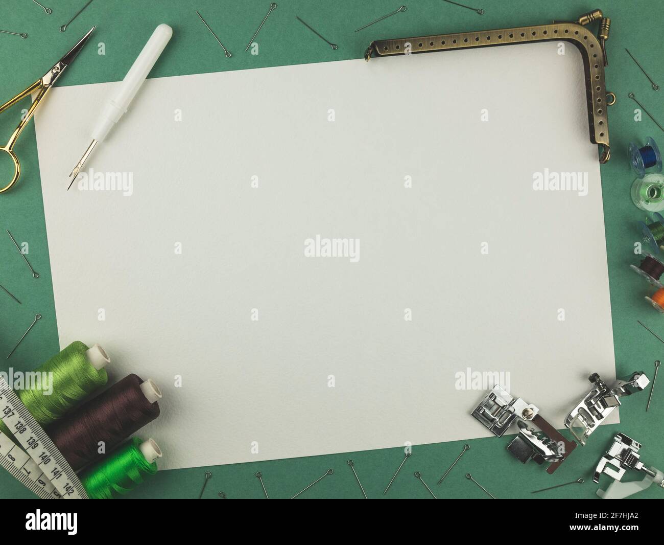 Nähen von Accessoires auf einem mintfarbenen Hintergrund mit Kopierfläche. Scheren, Nähfäden, Stifte, Zentimeter und andere Materialien. Draufsicht Stockfoto