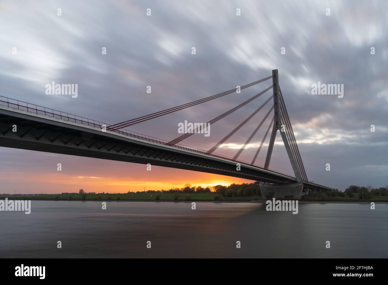 Rheinbrücke Wesel bei Sonnenuntergang Stockfoto