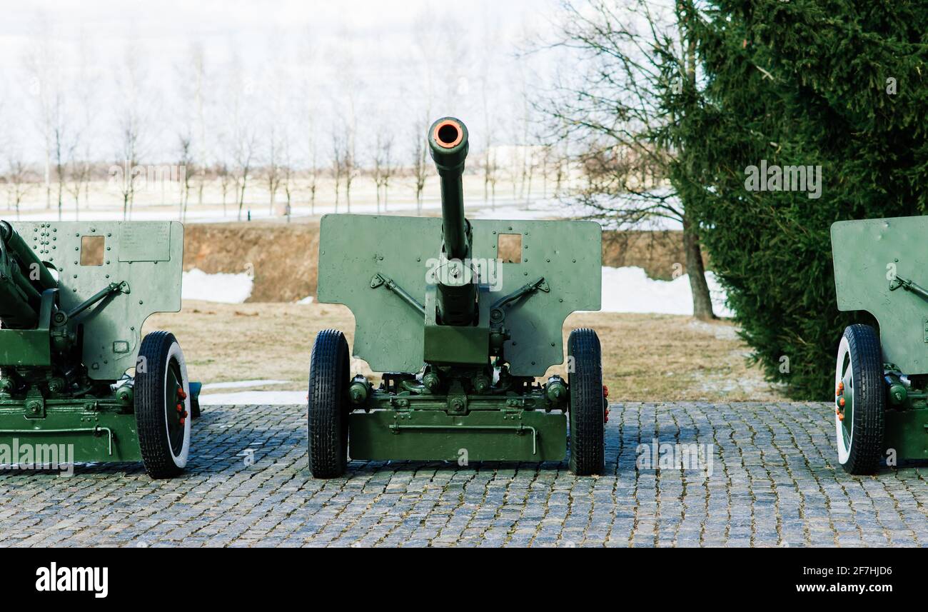 Blick auf die russischen Kanonen und Haubitzen im Park. Militärmuseum im Freien Stockfoto