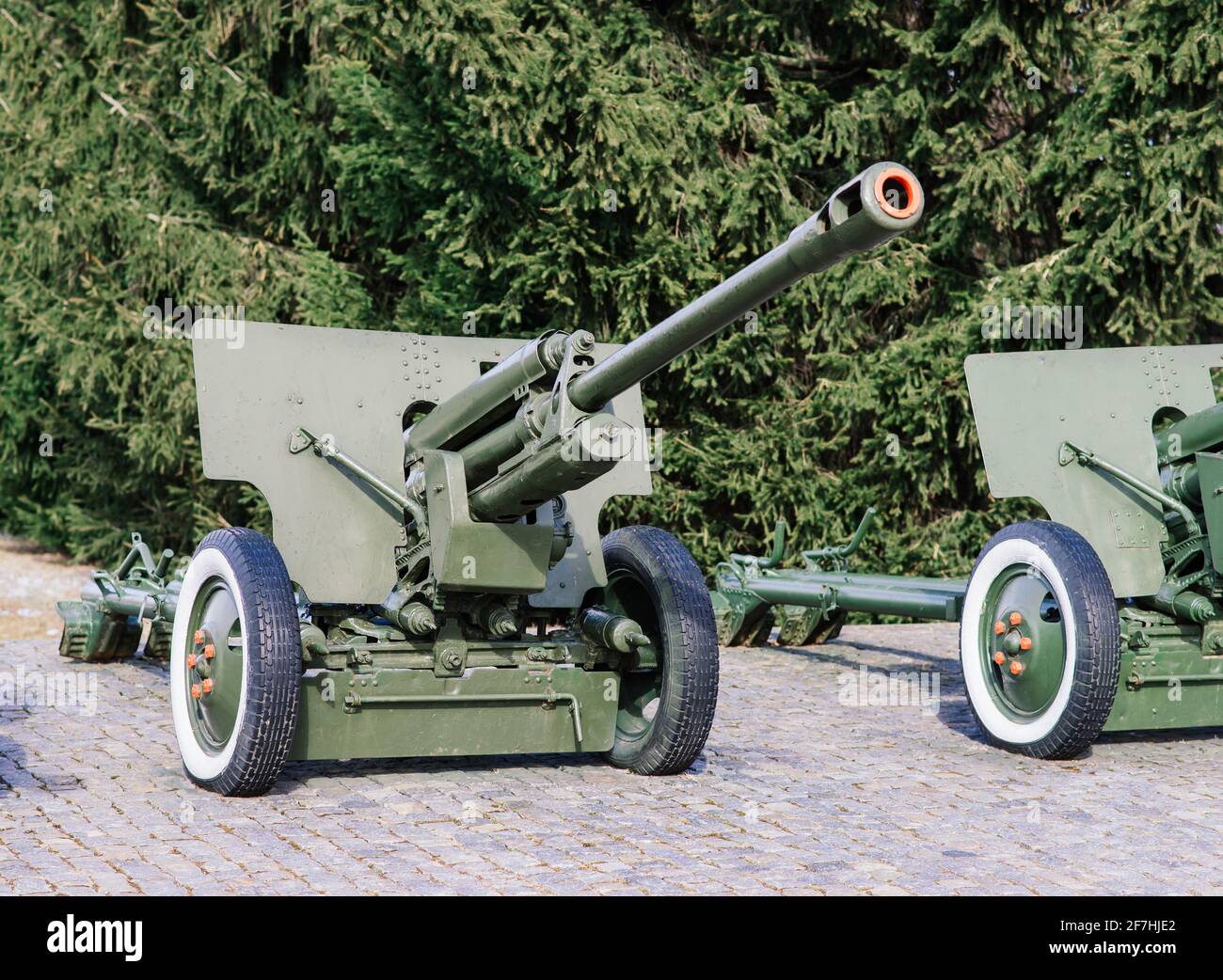 Blick auf die russischen Kanonen und Haubitzen im Park. Militärmuseum im Freien Stockfoto