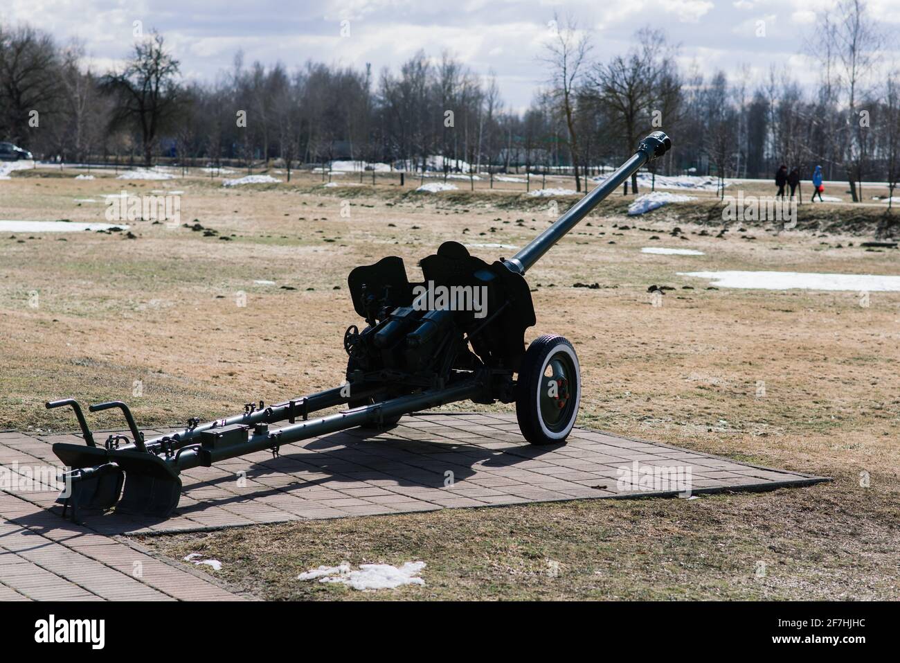 Blick auf die russischen Kanonen und Haubitzen im Park. Militärmuseum im Freien Stockfoto