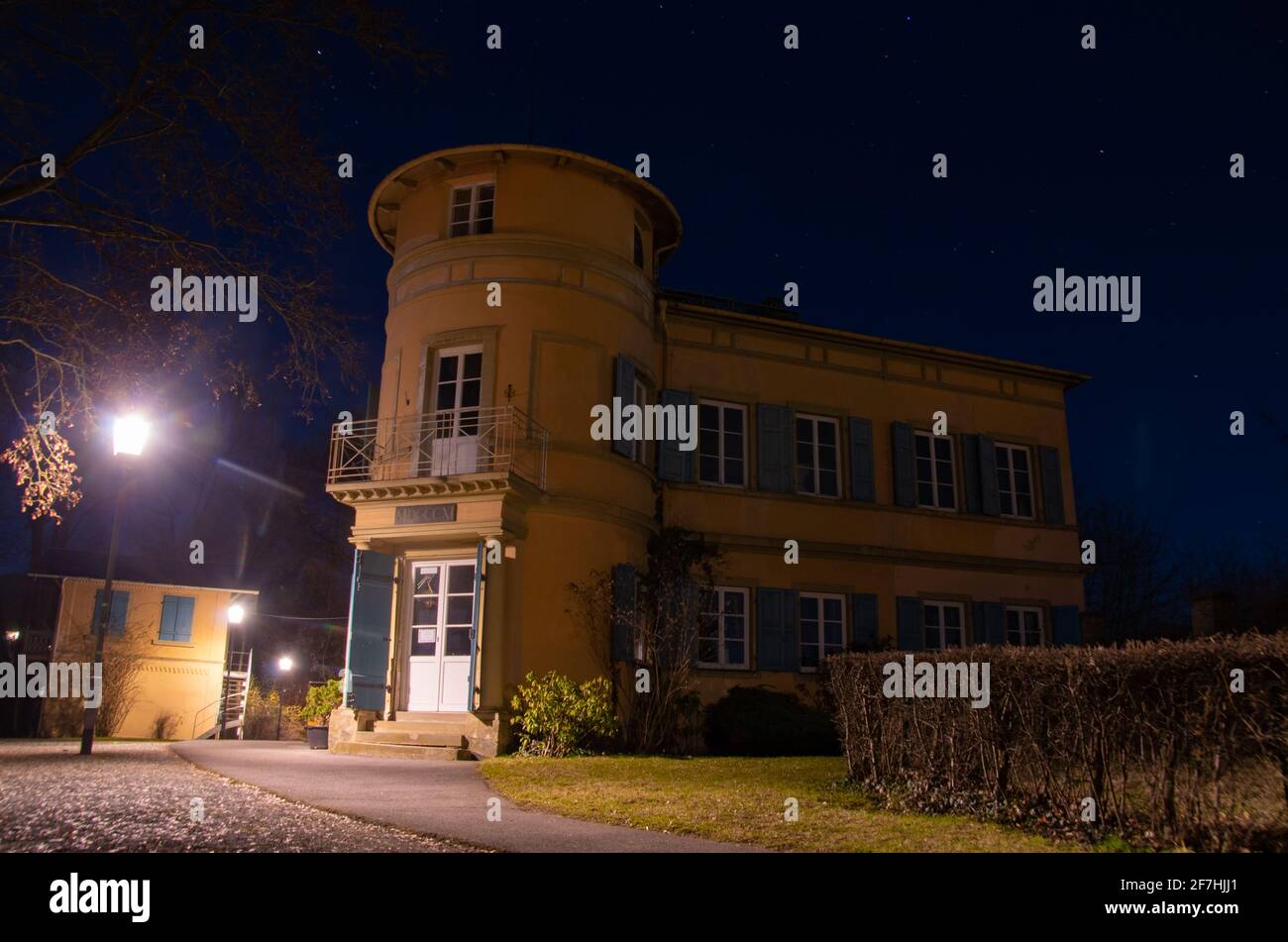 Bamberg, Deutschland - 24.3.2021. Nachtaufnahme der berühmten Villa Remeis oberhalb der Bamberger Altstadt Stockfoto