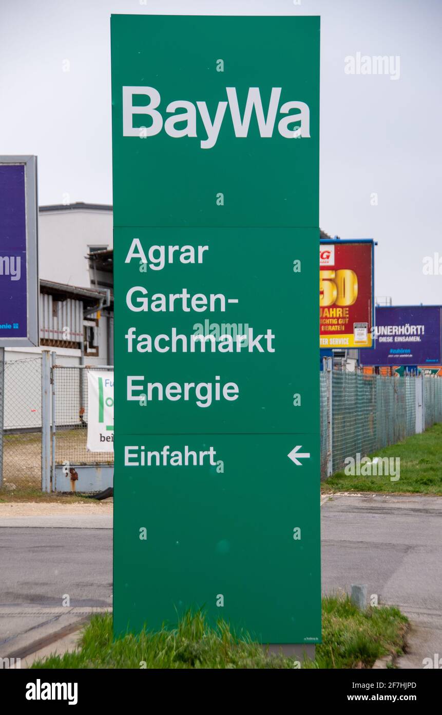 Bamberg, Deutschland - 06.04.2021. Schild mit der Aufschrift BayWa - Landwirtschaftlicher Gartenladen am Eingang eines BayWa-Ladens Stockfoto