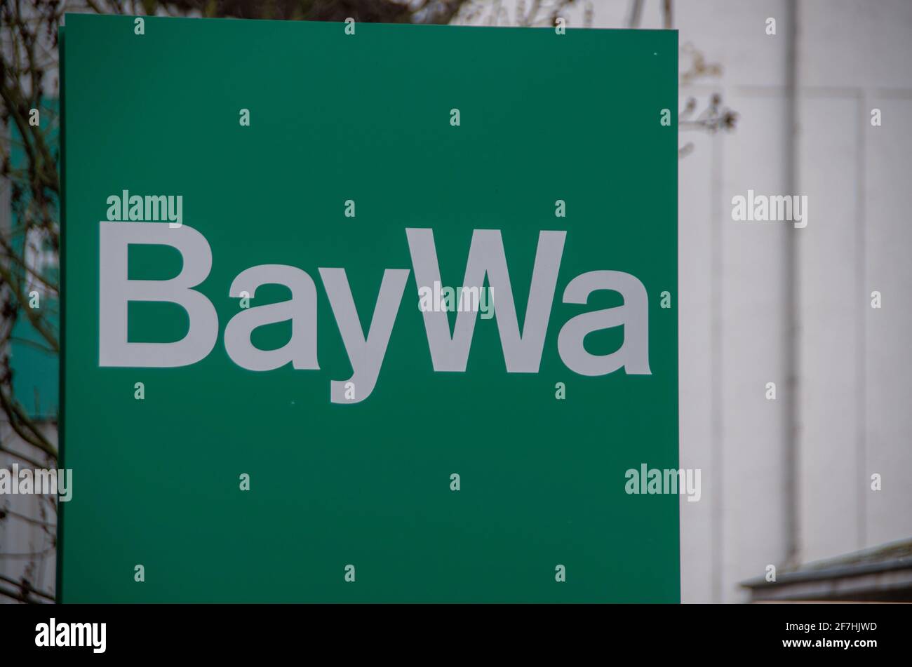 Bamberg, Deutschland - 6.4.2021. BayWa-Logo am Eingang einer BayWa-Niederlassung Stockfoto