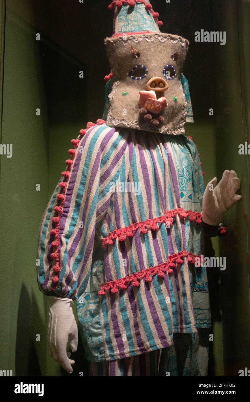Beispiel eines Kostüms aus der Region um den Mardi Gras, das normalerweise in ländlichen Gemeinden im Norden Louisianas getragen wird. Stockfoto