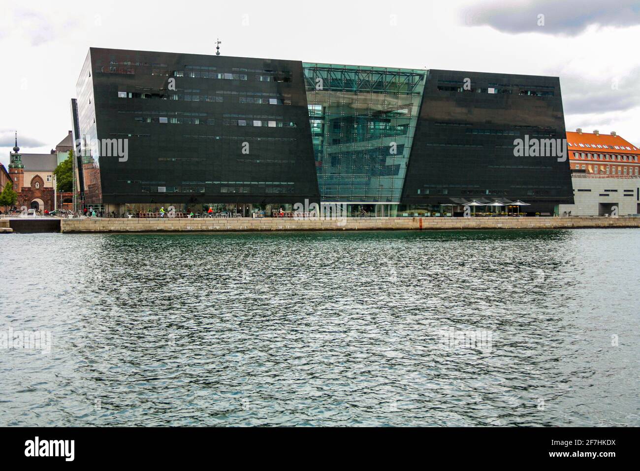 Blick auf die Königliche Bibliothek von Kopenhagen, genannt Black Diamond, vom Kanal im Christenviertel Stockfoto